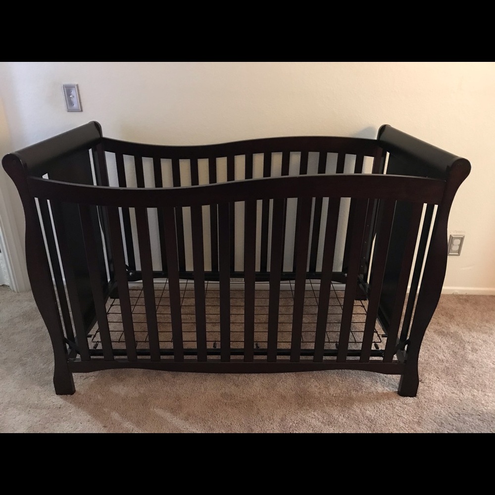 Delta Crib - Picture 2 of 2